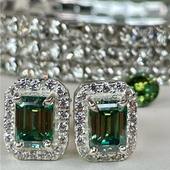 Clearance‼️Certified 2.5ct Diamond silver stud earrings 925. Green and white - Picture 3 of 16